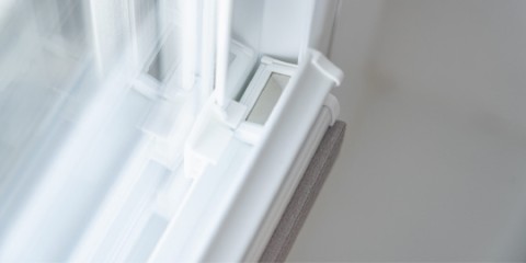 Smooth cushion gliders retain the blind against the entire window drop - no noise, bounce or 'flap'.